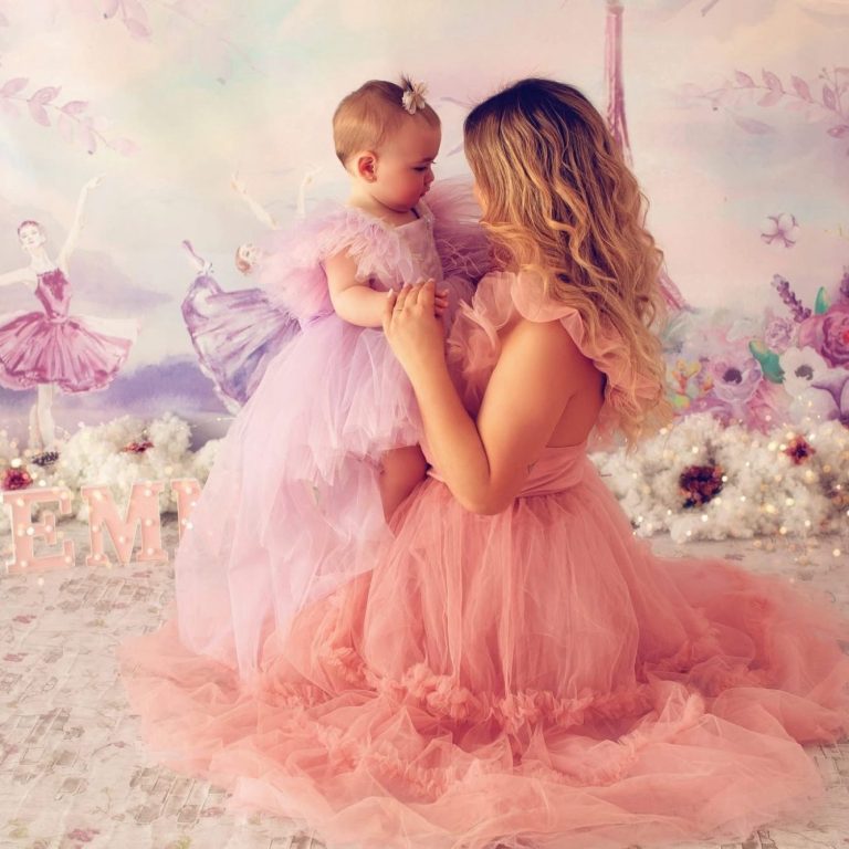 ¡Hada rosa mamá y bebé en París encantado! 🦋🤍💕 Vestido bebé rosa tutú alas mariposa pompón – primer cumpleaños fotos mamá hija by Mohini Bebé