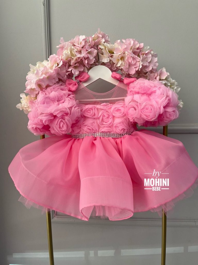 ¡Princesita en rosa floral explosivo! 🌸💕 Vestido niña rosa con flores 3D grandes, rosas volumétricas y falda tutú de tul – vestido princesa pompón para bautizo.