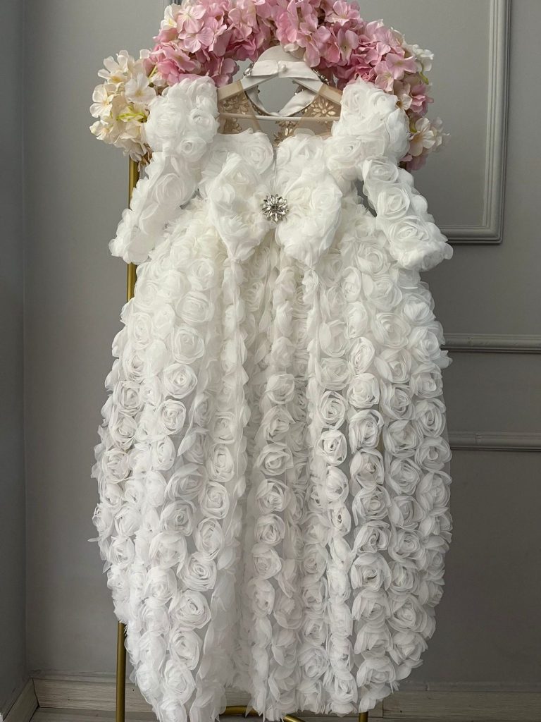 ¡Princesa en blanco floral con tren mágico! 🤍🌹 Vestido niña blanco comunión con flores 3D volumétricas, rosas tul y tren asimétrico corto delante.