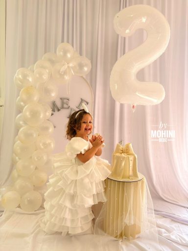 ¡Blanco puro para su segundo añito! 🤍🎂 Vestido bebé niña blanco volantes lazo tutú – primer cumpleaños by Mohini Bebé