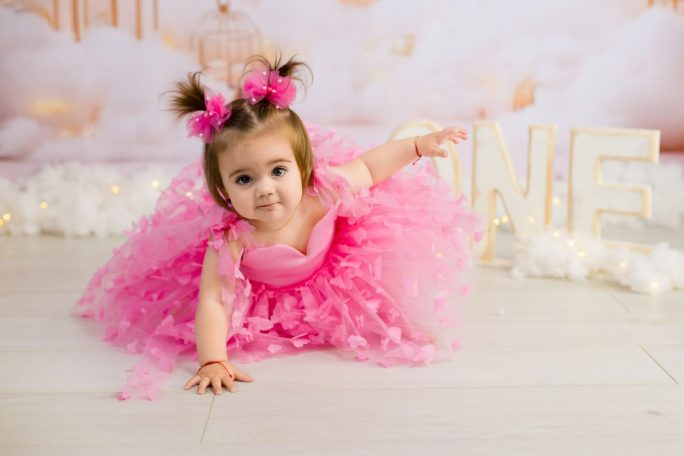 ¡Rosa princesa en movimiento! Vestido bebé niña rosa tutú pompón lazos – primer cumpleaños by Mohini Bebé